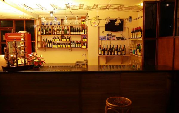 hotels with bars in kovalam